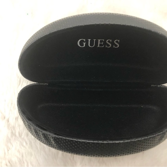 Sunglasses Case. GUESS. - Picture 3 of 4